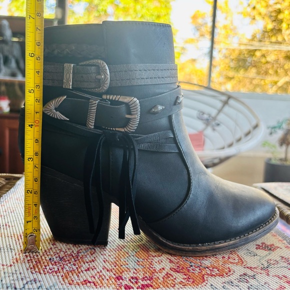 Moto cowgirl belted ankle boots - Picture 3 of 12